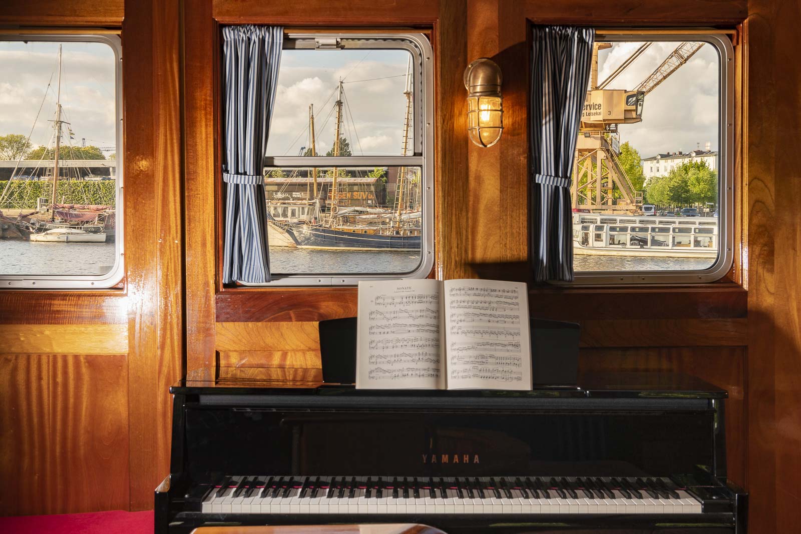Salon · Klavier — Echtes Klavier für lange Abende im Eis
