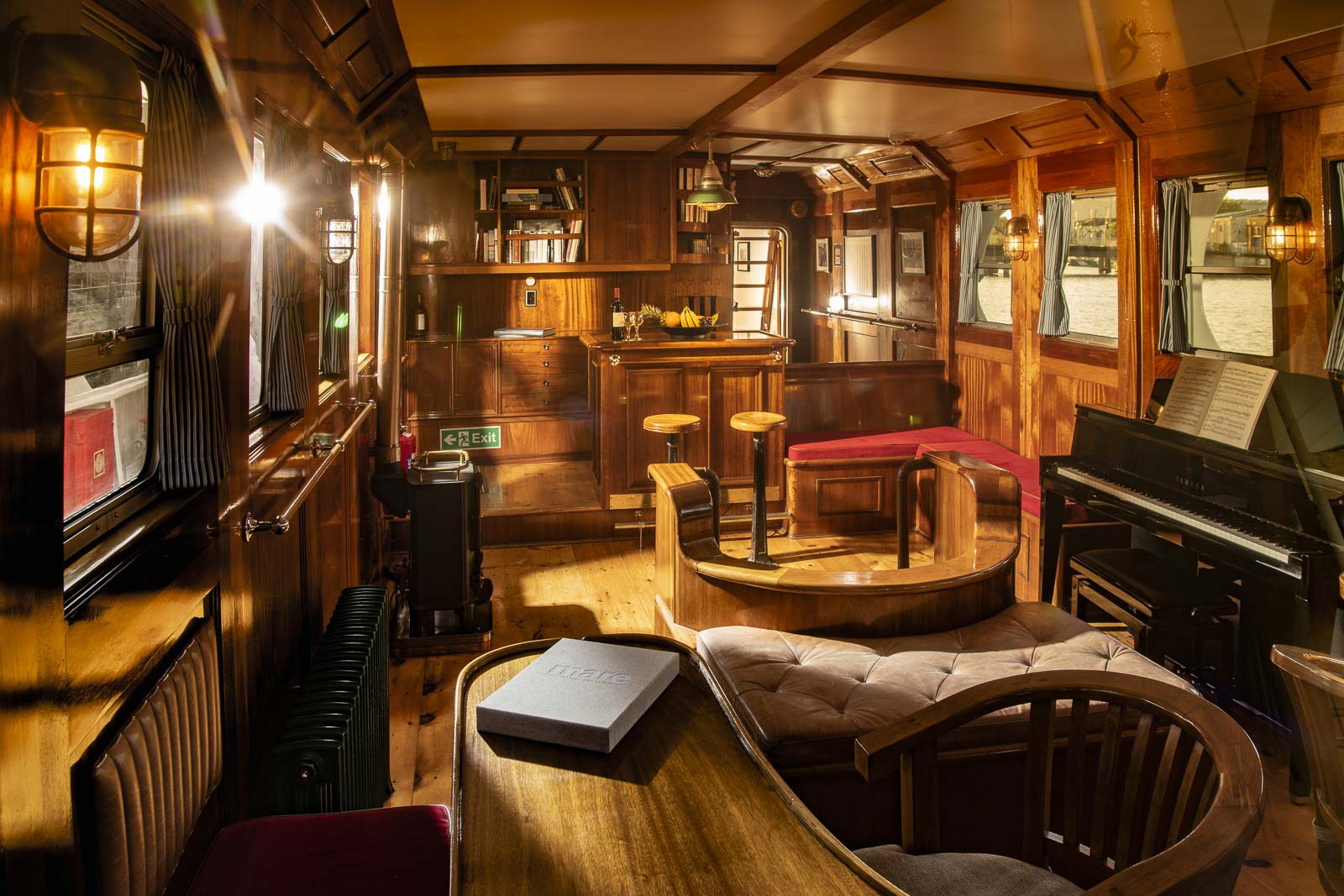 Salon — Wohnzimmer an Bord — mit Bibliothek, Kartenraum und Panoramafenstern