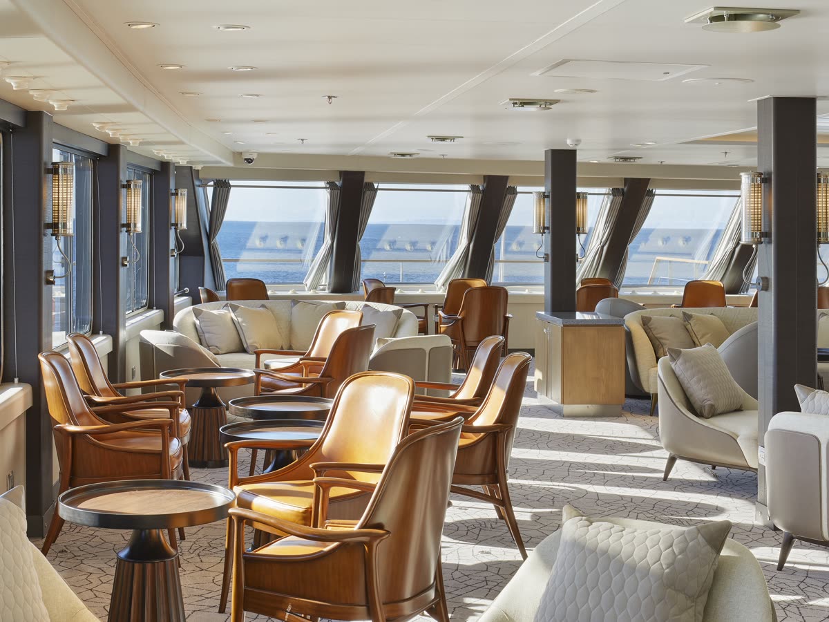Bar — Lounge & Bar mit warmem Abendlicht — direkt an der Observation Lounge
