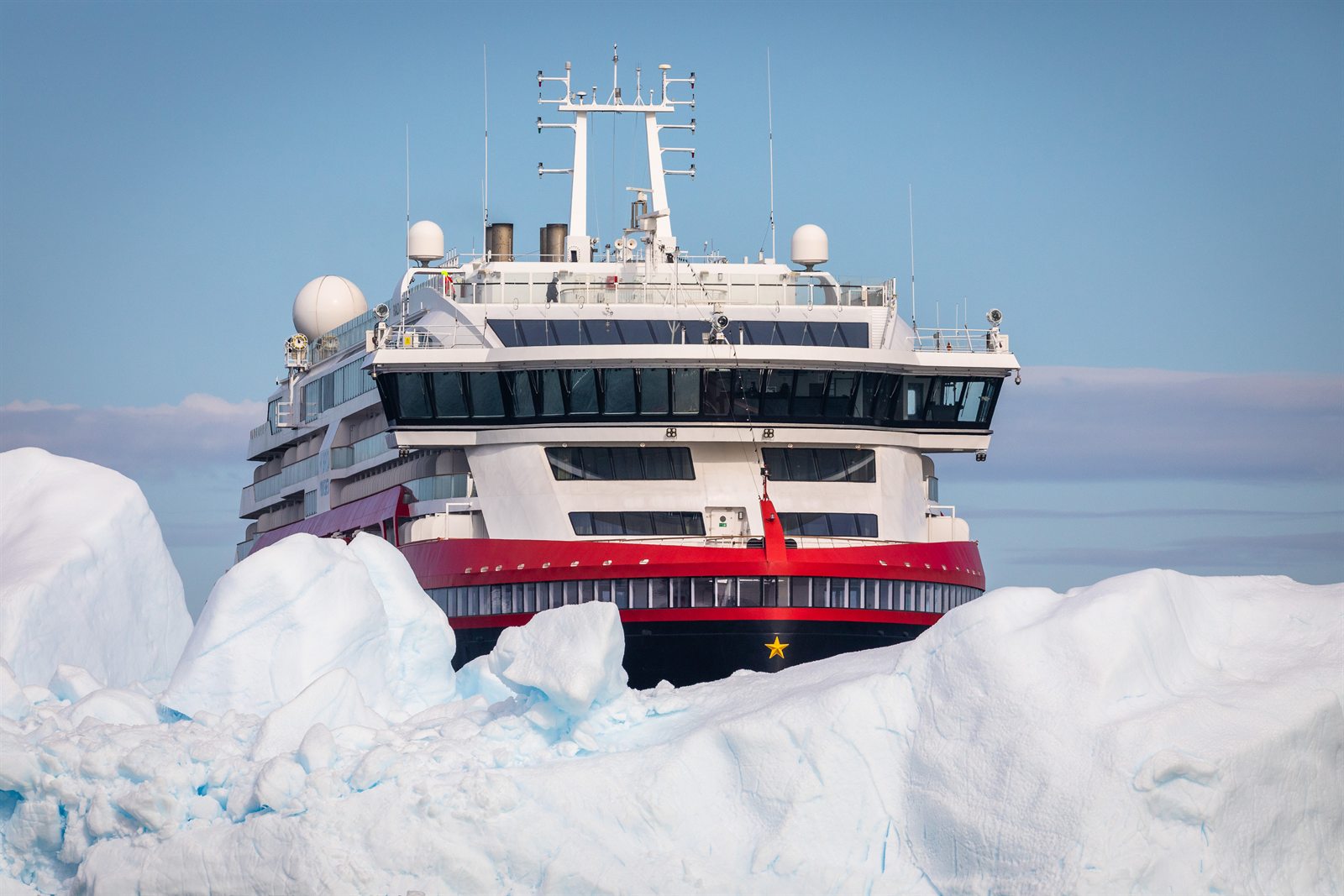 MS Roald Amundsen in der Duse Bay, Antarktis · Foto: Oscar Farrera