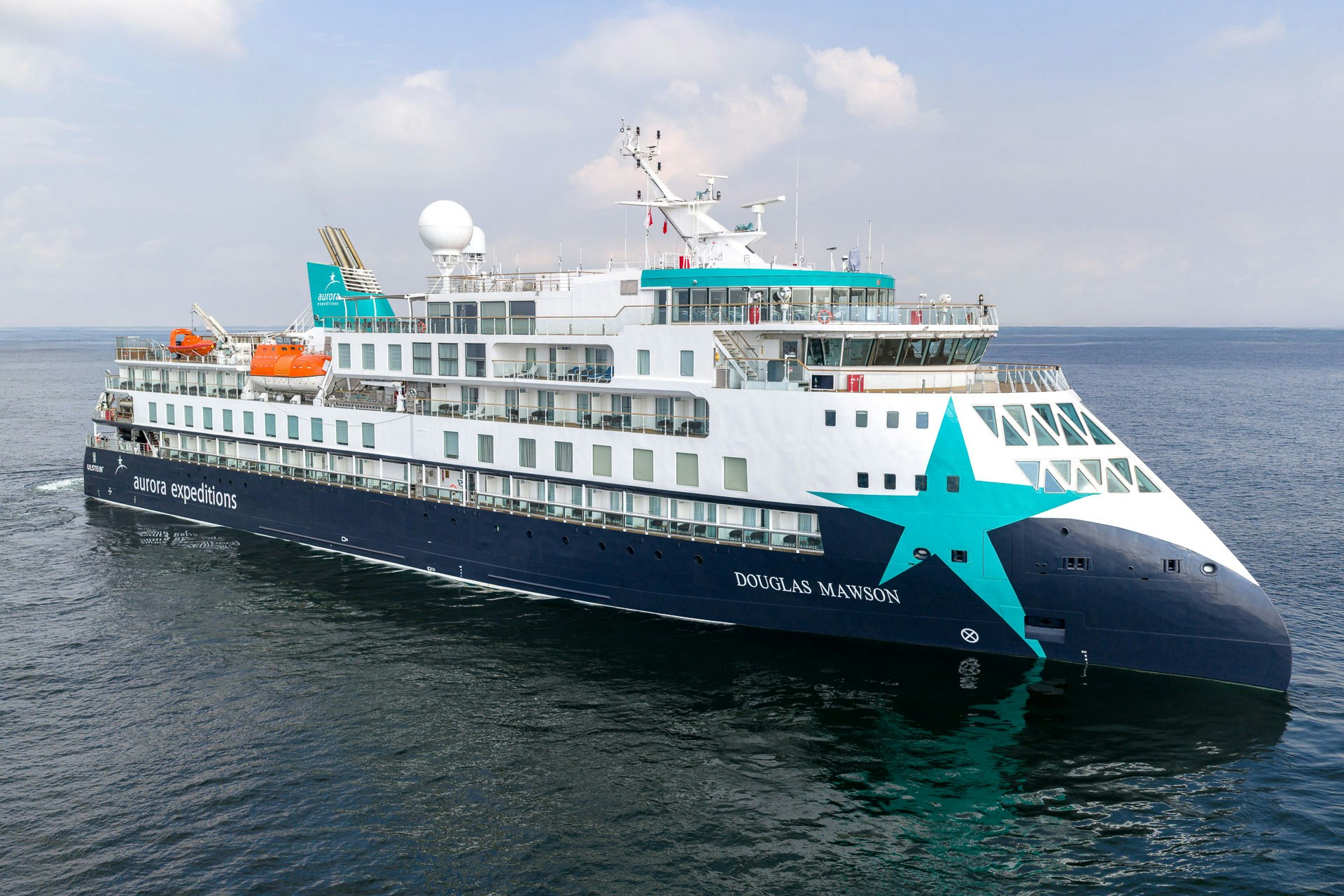 Douglas Mawson — X-BOW®-Expeditionskreuzer in Fahrt