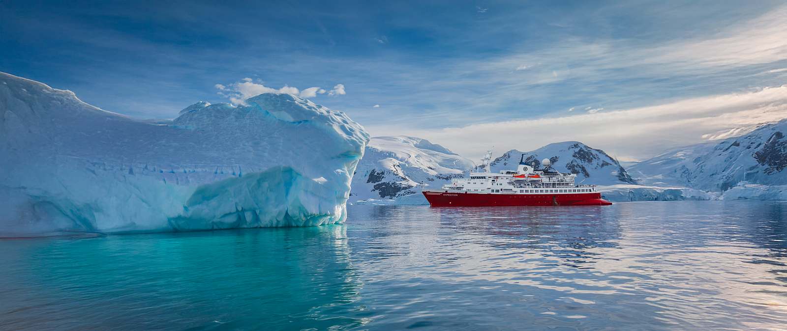 MS Expedition — Aussenansicht zwischen Eisbergen im polaren Fjord