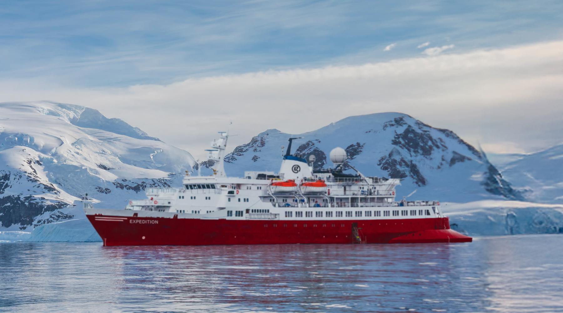 MS Expedition — Aussenansicht vor Bergen in polarer Landschaft