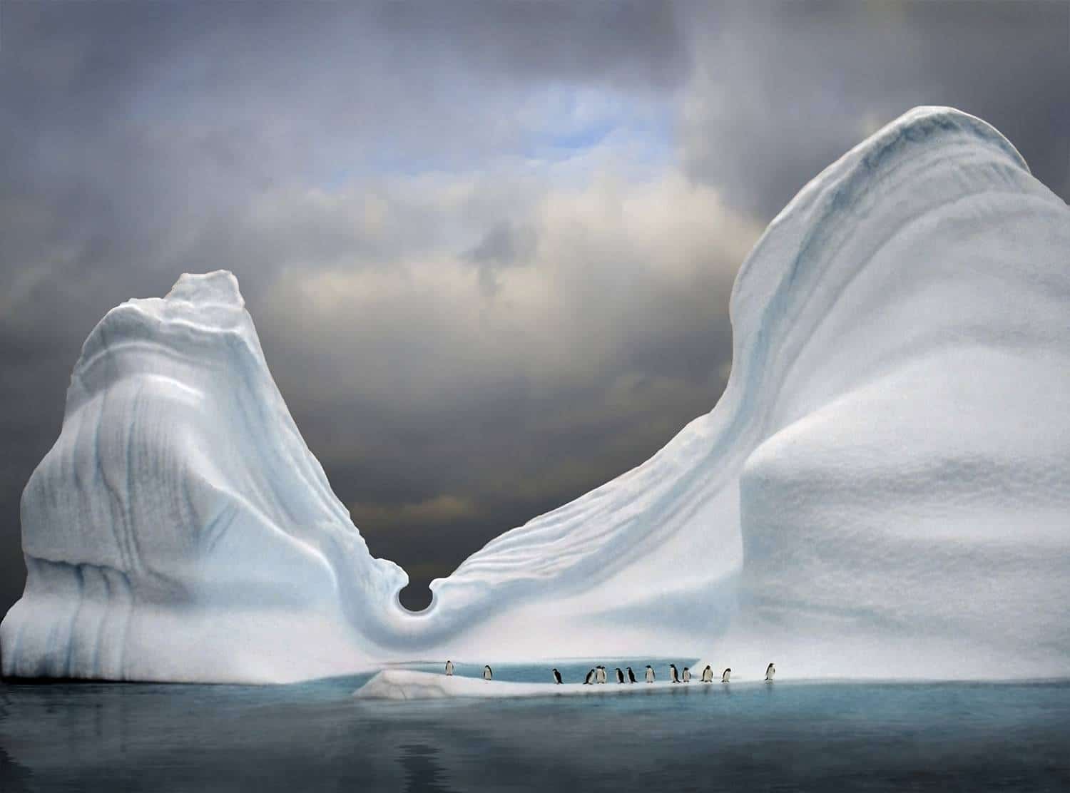 pinguine-auf-bizarrem-eisberg